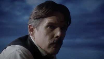 Ethan Hawke est d’humeur électrique dans le trailer de Tesla