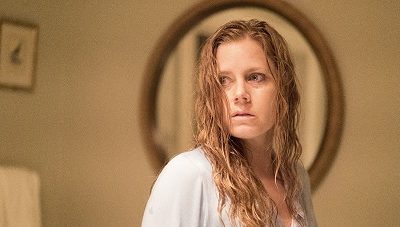 La femme à la fenêtre : fenêtre sur four