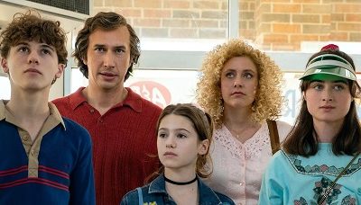Adam Driver jongle entre famille et fin du monde dans White Noise