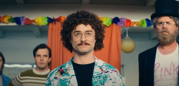 Daniel Radcliffe sort l’accordéon et la fausse moustache dans Weird