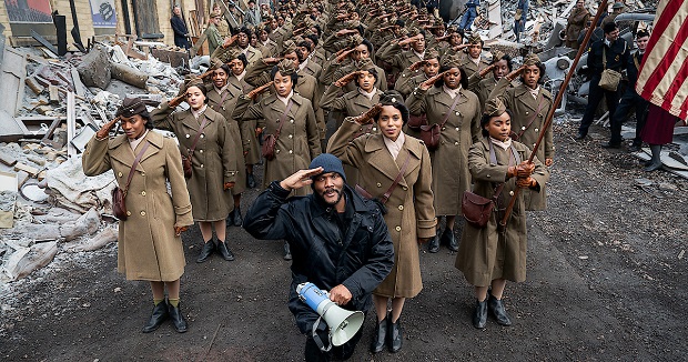 Un bataillon féminin entre dans l’Histoire dans Messagère de guerre