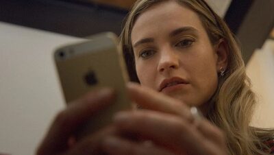 Lily James révolutionne les apps de rencontre dans Swipe