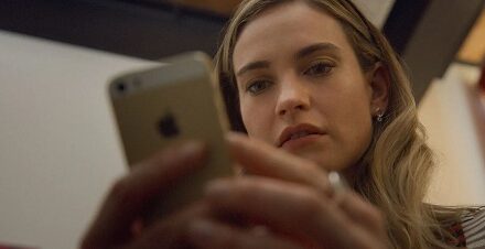 Lily James révolutionne les apps de rencontre dans Swiped