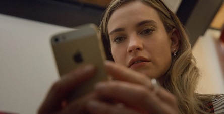 Lily James révolutionne les apps de rencontre dans Swiped