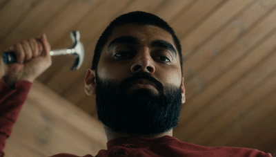 Above the knee : tendu jusqu’à l’os