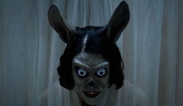 Adam Scott visite un hôtel très flippant dans le trailer de Hokum