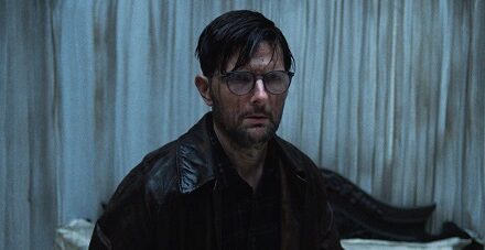 Adam Scott visite un hôtel très flippant dans le trailer de Hokum