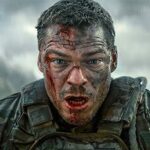 Alan Ritchson combat un robot énervé dans War Machine