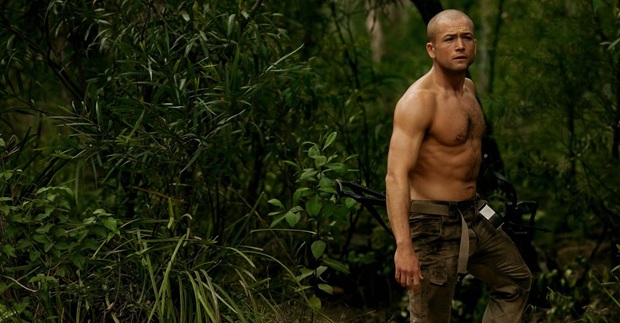 Taron Egerton chasse Charlize Theron dans le trailer d'Apex